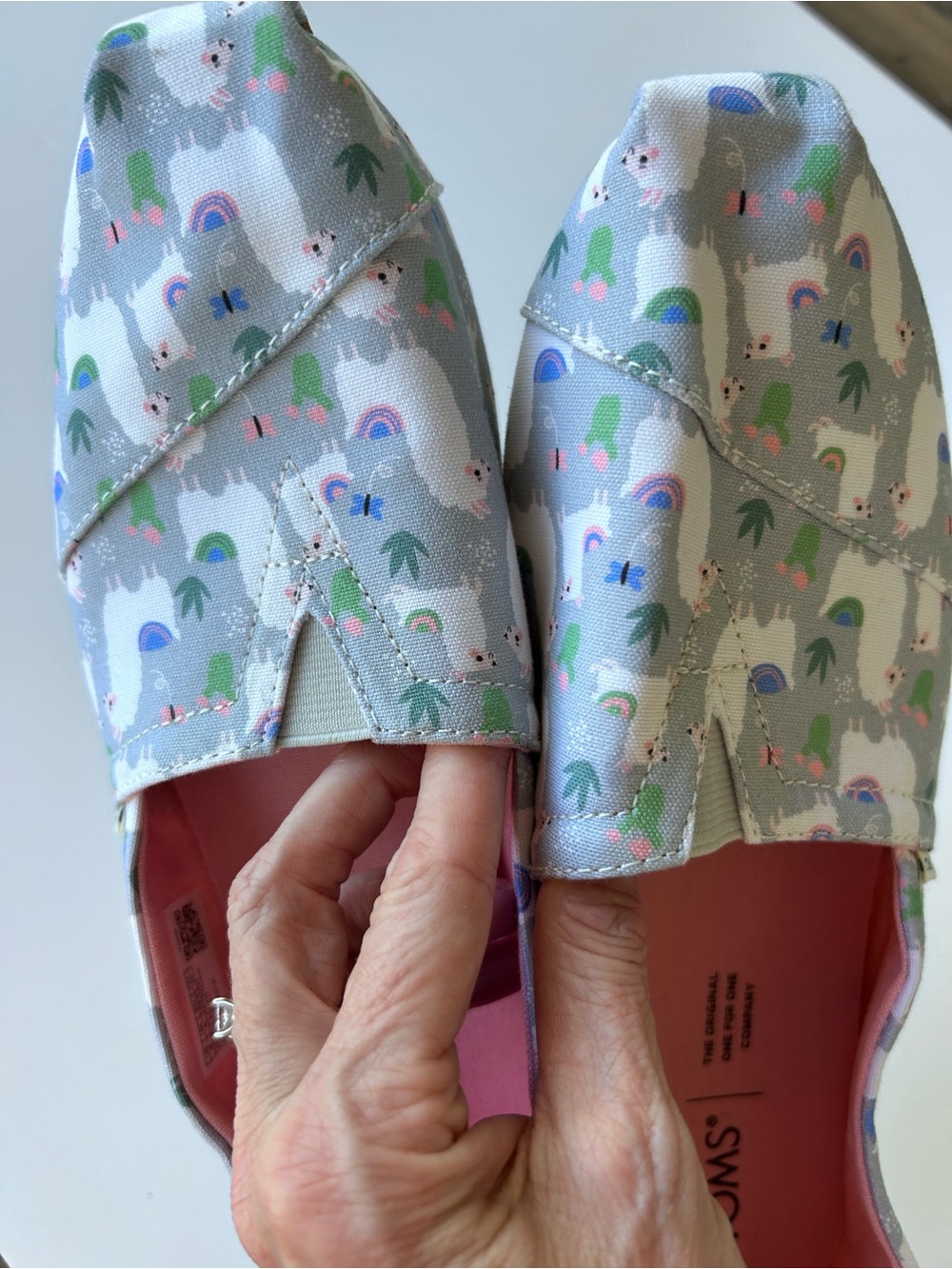 TOMS Women's Alpargata slip-on shoes featuring a gray Lovable Llama sz 8 - Picture 3 of 3
